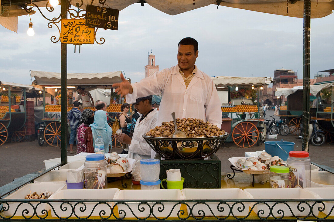 Mann kocht Muscheln an Imbissbude am Jemaa el-Fna Gauklerplatz, Marrakesch, Marokko, Afrika