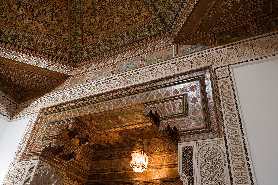 Mosaik von Kacheln and Wänden und Decke im Bahia Palast, Marrakesch, Marokko, Afrika
