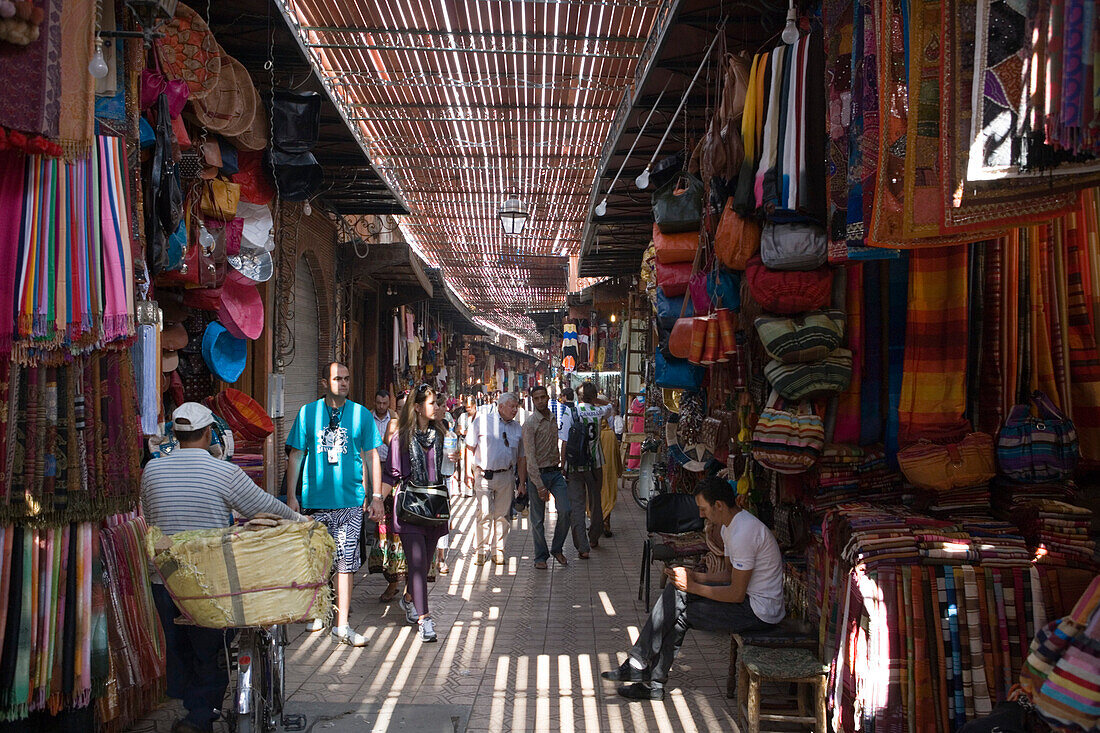 Licht und Schatten im Souk, Marrakesch, Marokko, Afrika