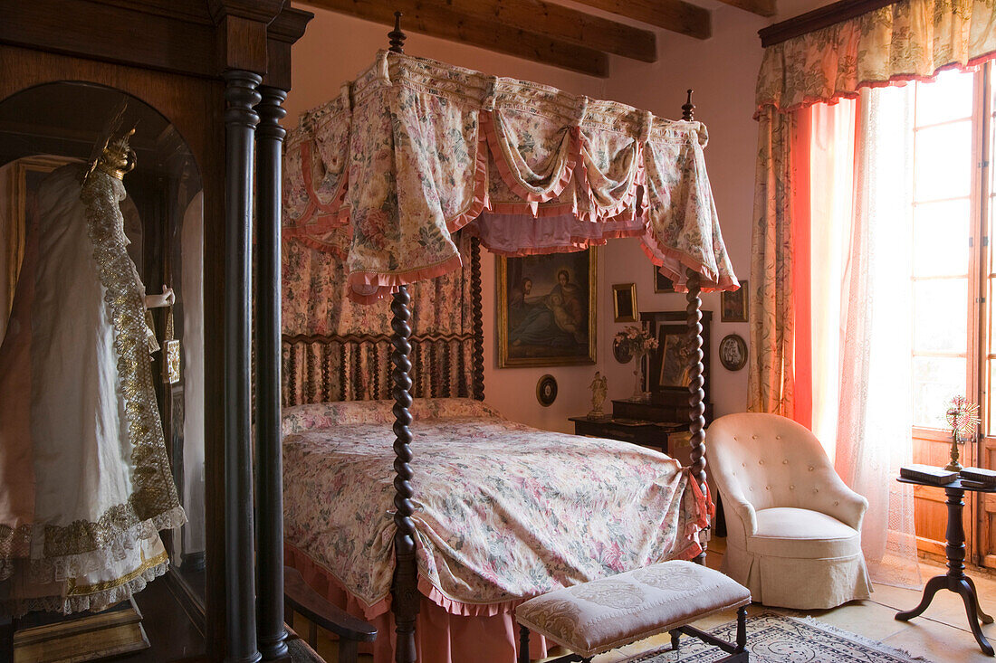 Schlafzimmer im Landgut Els Calderers, nahe Sant Joan, Mallorca, Balearen, Spanien, Europa