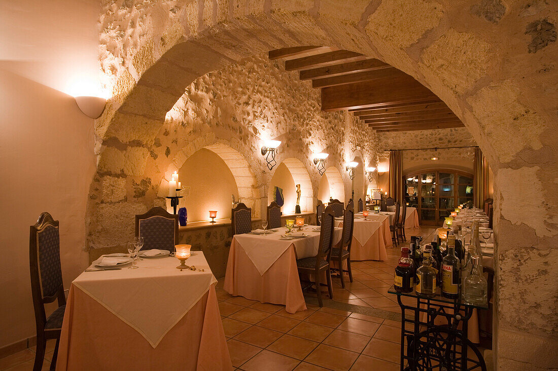 Restaurant im Son Amoixa Vell Hotel Rural, nahe Manacor, Mallorca, Balearen, Spanien, Europa