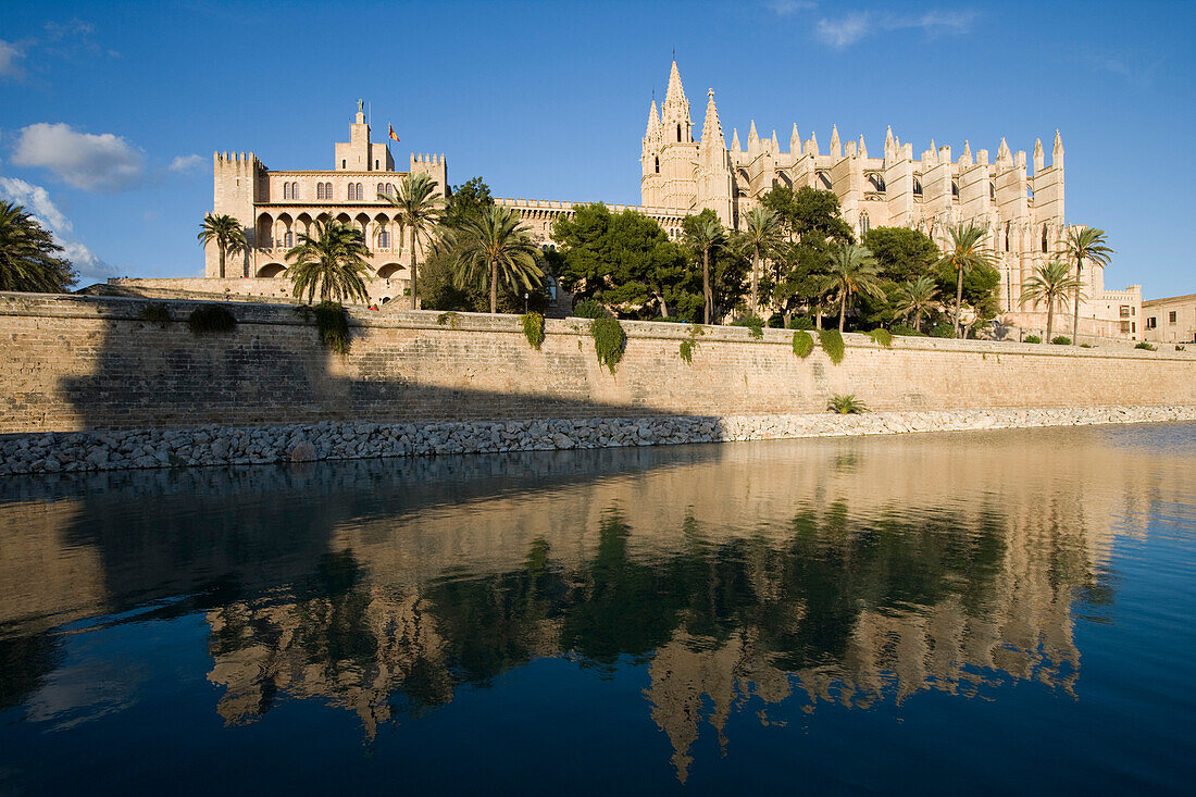 Almudaina Palast und Kathedrale La Seu, Palma, Mallorca, Balearen, Spanien, Europa