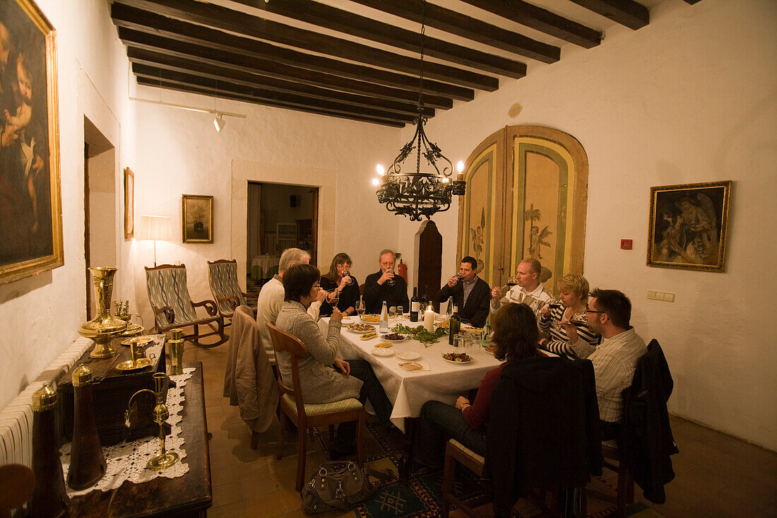 Weinprobe im Monnaber Vell Agroturisme Finca Hotel, Campanet, Mallorca, Balearen, Spanien, Europa