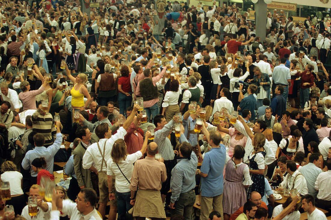 Menschenmenge im Spaten Zelt, Oktoberfest, München, Bayern, Deutschland, Europa
