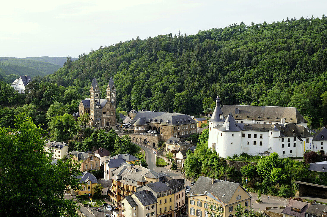 Blick auf Pfarrkirche und Burg, Clervaux, Ardennen, Nord-Luxemburg, Luxemburg, Europa