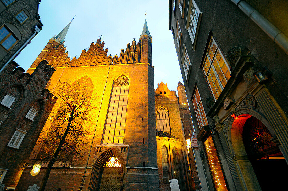 Häuser in der Frauengasse mit Marienkirche am Abend, Rechtstadt, Danzig, Polen, Europa