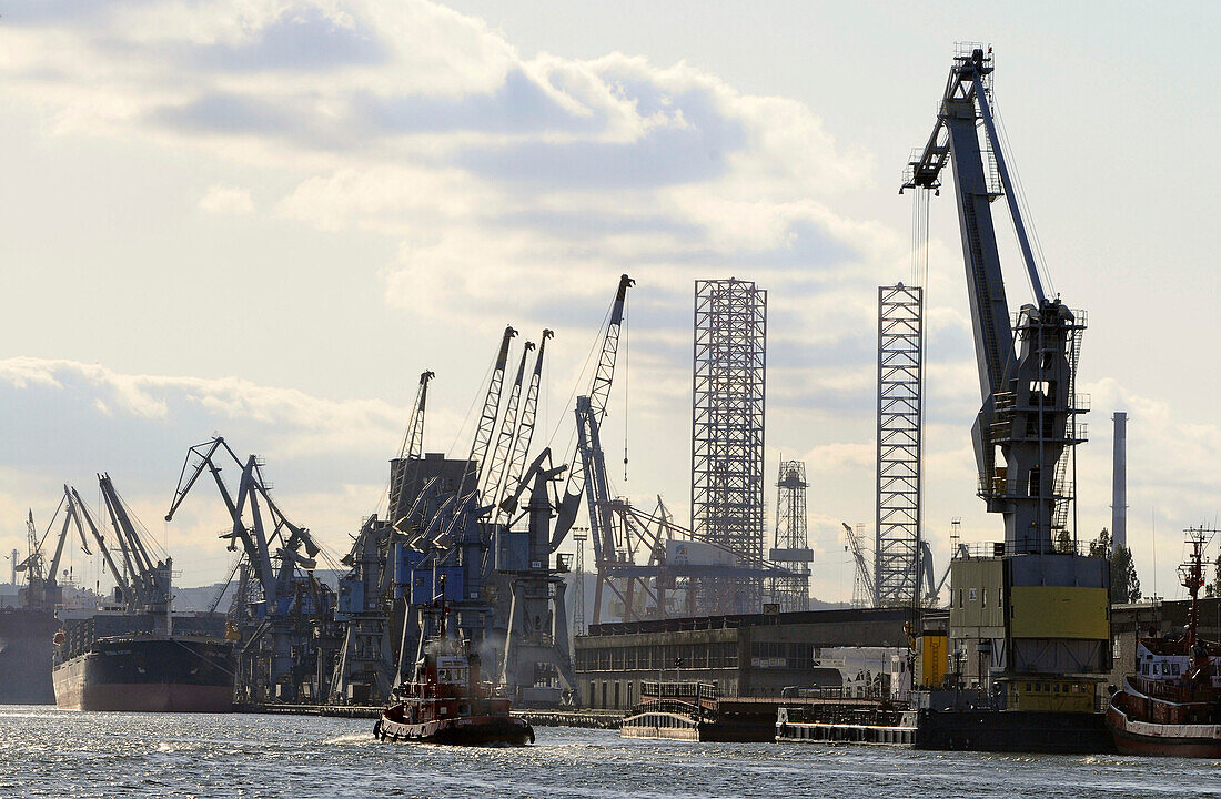 Hafen und Werft unter Wolkenhimmel, Danzig, Ostseeküste, Polen, Europa