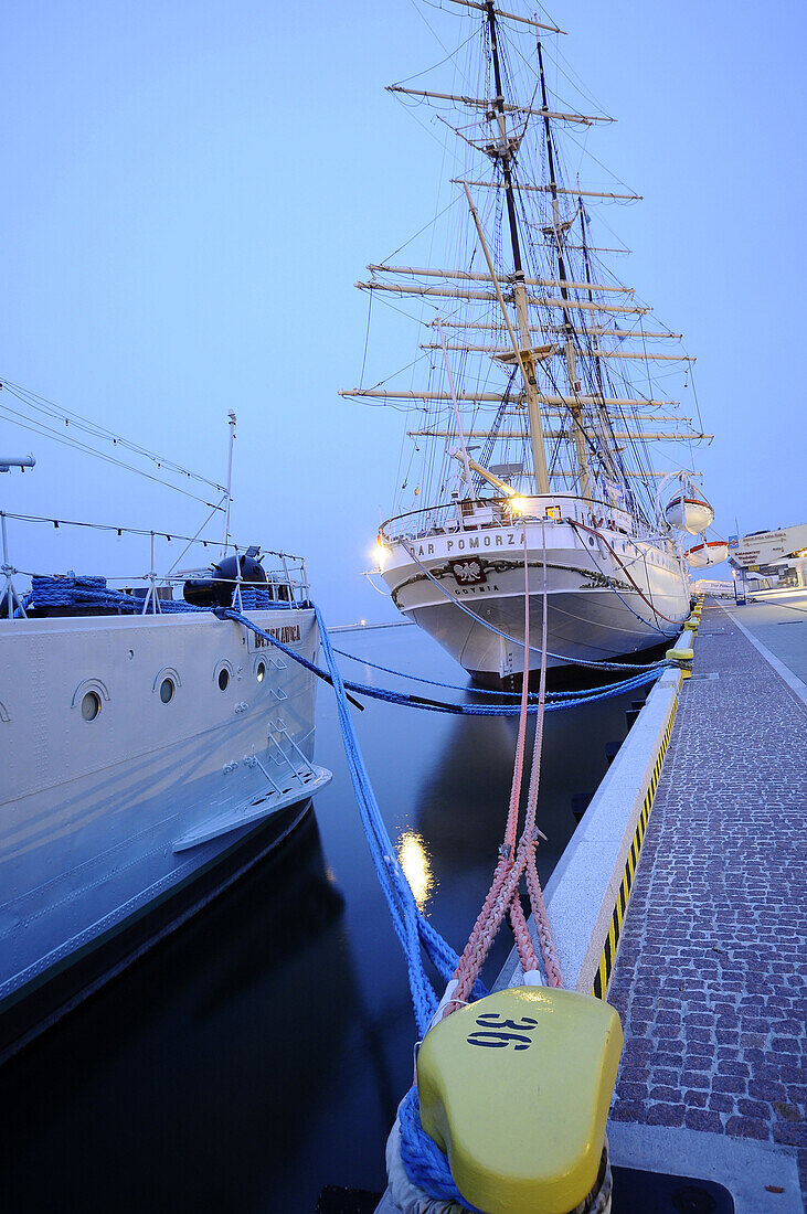 Museumsschiff Dar Pormorza in Gdynia am Abend, Polnische Ostseeküste, Polen, Europa