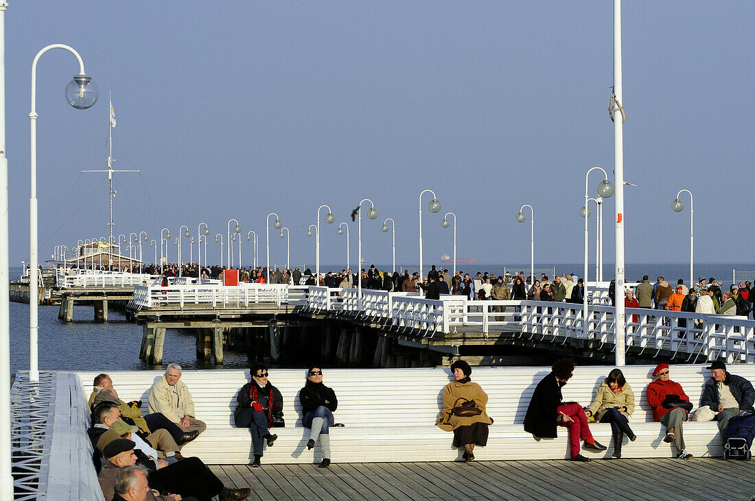 Menschen sonnen sich an der Mole von Sopot, Polnische Ostseeküste, Polen, Europa