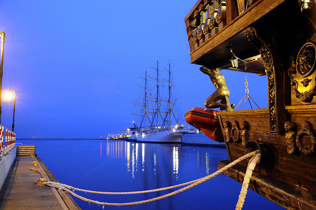 Museumsschiff Dar Pormorza in Gdynia am Abend, Polnische Ostseeküste, Polen, Europa