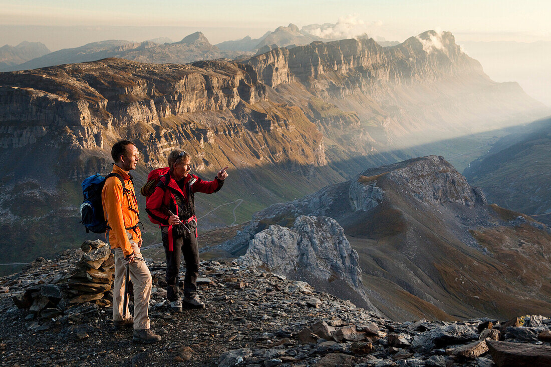 Zwei Bergsteiger beim Aufstieg, Clariden, Kanton Uri, Schweiz