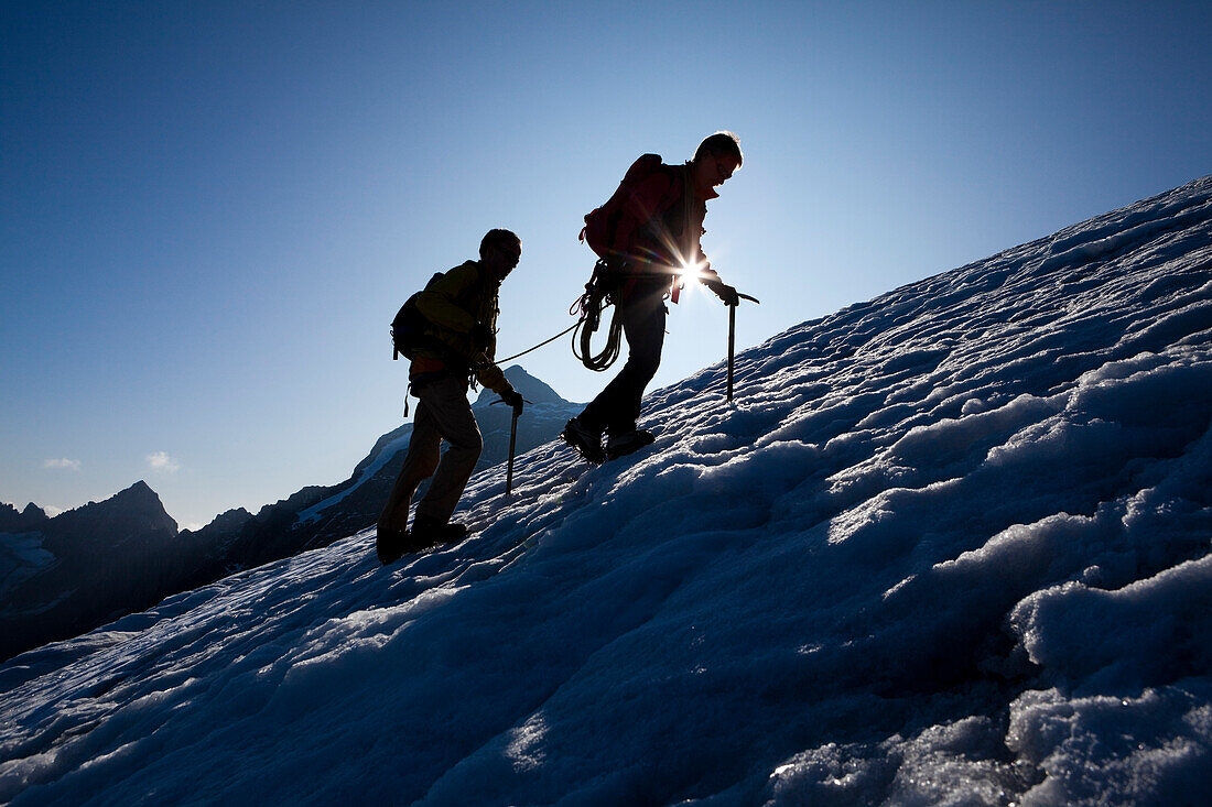 Zwei Bergsteiger im Aufstieg auf Eisfeld, Clariden, Kanton Uri, Schweiz