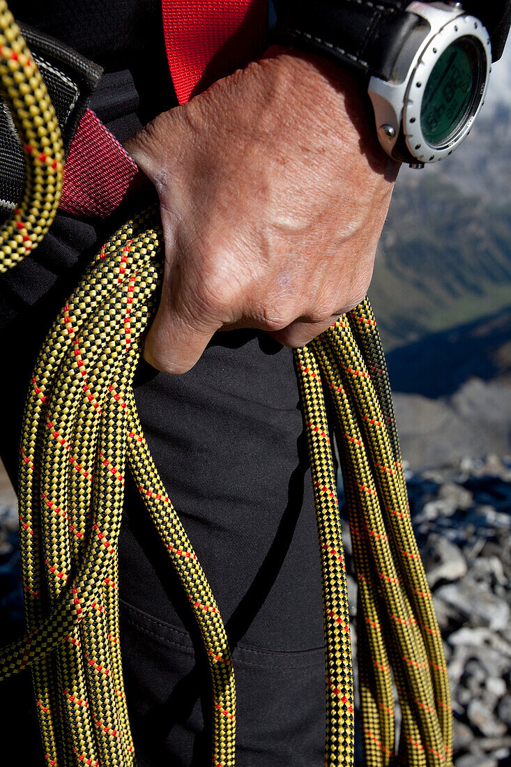 Hand hält ein Kletterseil, Schweiz
