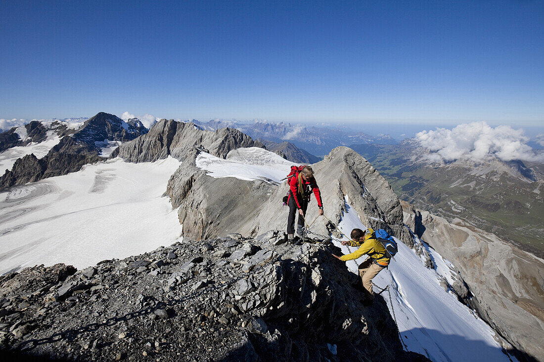 Zwei Bergsteiger klettern zum Gipfel des Clariden, Kanton Uri, Schweiz