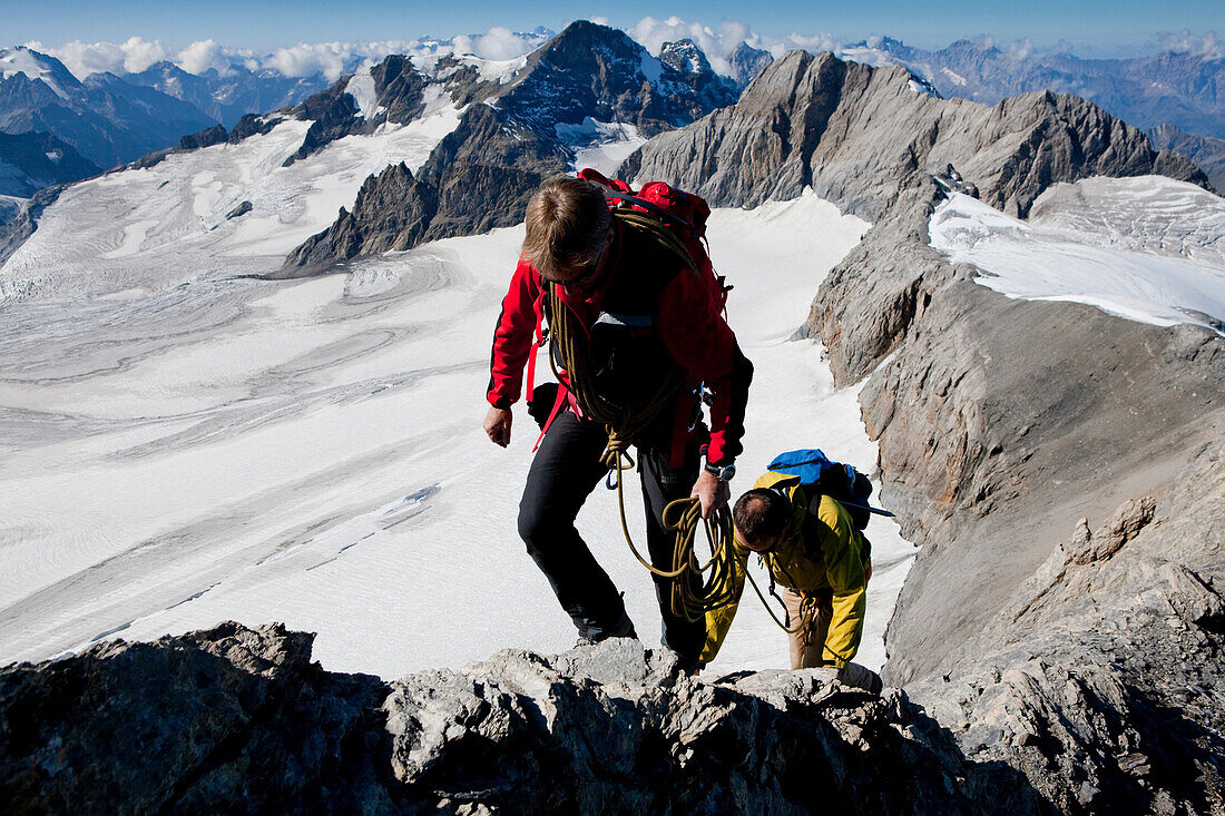 Zwei Bergsteiger beim Aufstieg, Clariden, Kanton Uri, Schweiz