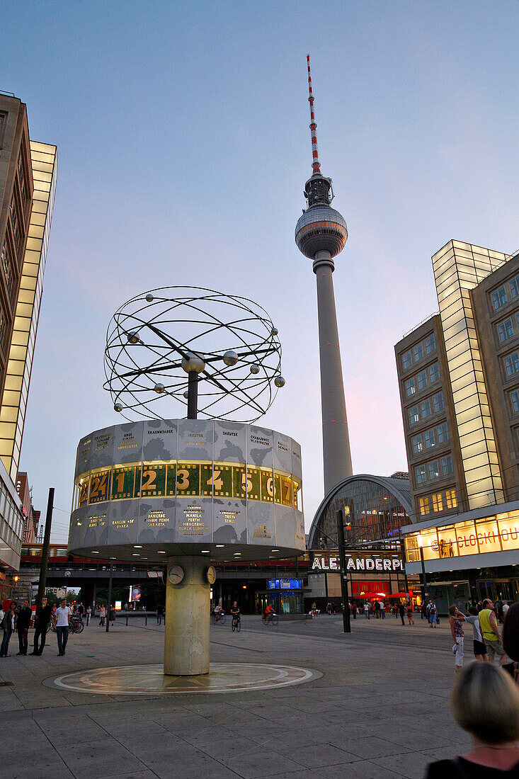 Alexanderplatz, Television Tower, Fernsehturm And Urania Worldtime Clock, Weltzeituhr Conceived In 1969 By Erich John, Gives The Time Zones Of The Main Cities In The World, Berlin, Germany