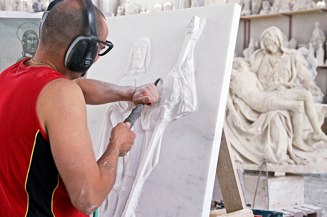 Sculpteur Sur Marbre Blanc Extrait De La Carriere De Michel Ange, Atelier De Sculpture De La Societe Barattini, Cave Michelangelo, Carrare, Toscane, Italie