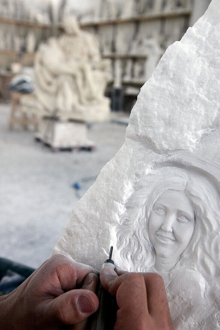 Sculpteur Sur Marbre Blanc Extrait De La Carriere De Michel Ange, Atelier De Sculpture De La Societe Barattini, Cave Michelangelo, Carrare, Toscane, Italie