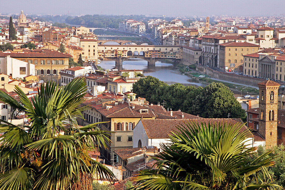 Vue De La Piazzale Michelangelo Au Lever De Soleil Sur Le Ponte Vecchio Sur Le Fleuve Arno Et La Ville De Florence, Toscane, Italie