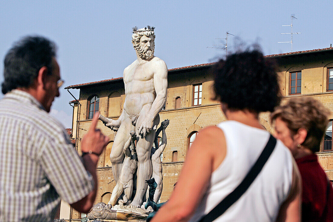 Touristes Devant La Statue De Neptune D'Ammannati, Piazza Della Signoria, Florence, Toscane, Italie