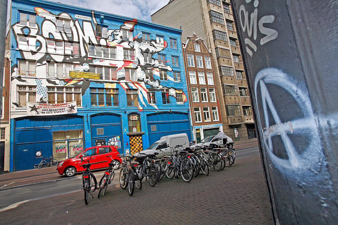 It'S Facade Covered In Colorful Graphics, Spuistraat Squat Is Now Out Of Fashion. Nonetheless, Some Of The Hard-Core Members Who Purchased Their Squat Have Made The Former Offices Of The Daily Handelsblad A Sort Of Monument-Souvenir Of This Vast Movement 