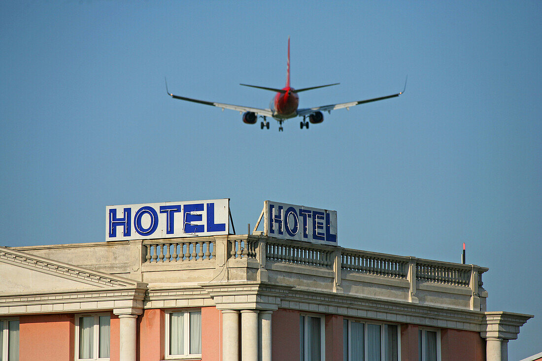 Airliner Approaching Orly, Flying Over A Hotel, Val De Marne (94)