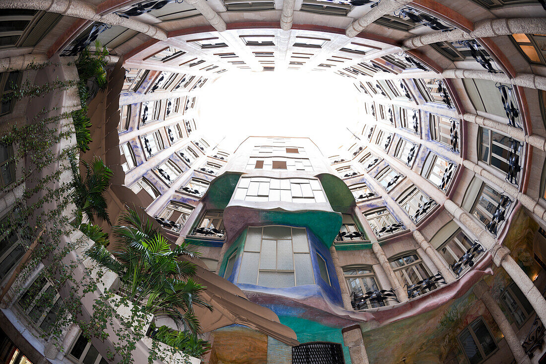Innenhof der Casa Mila von Architekt Antoni Gaudi,Barcelona,Katalonien,Spanien