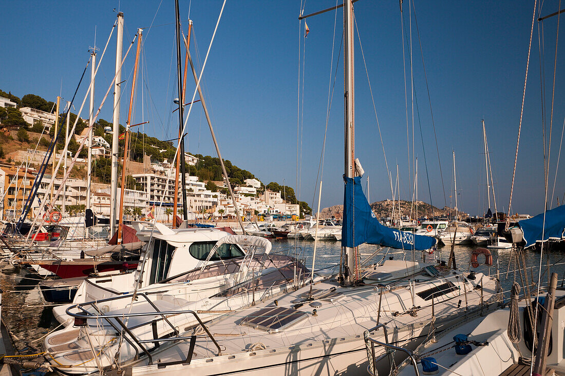 Yachthafen von Estartit, Costa Brava, Katalonien, Spanien