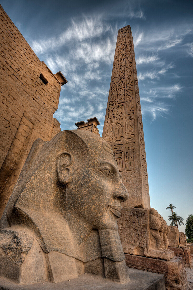 Kopf von Ramses II Statue vor Luxor-Tempel, Luxor, Ägypten