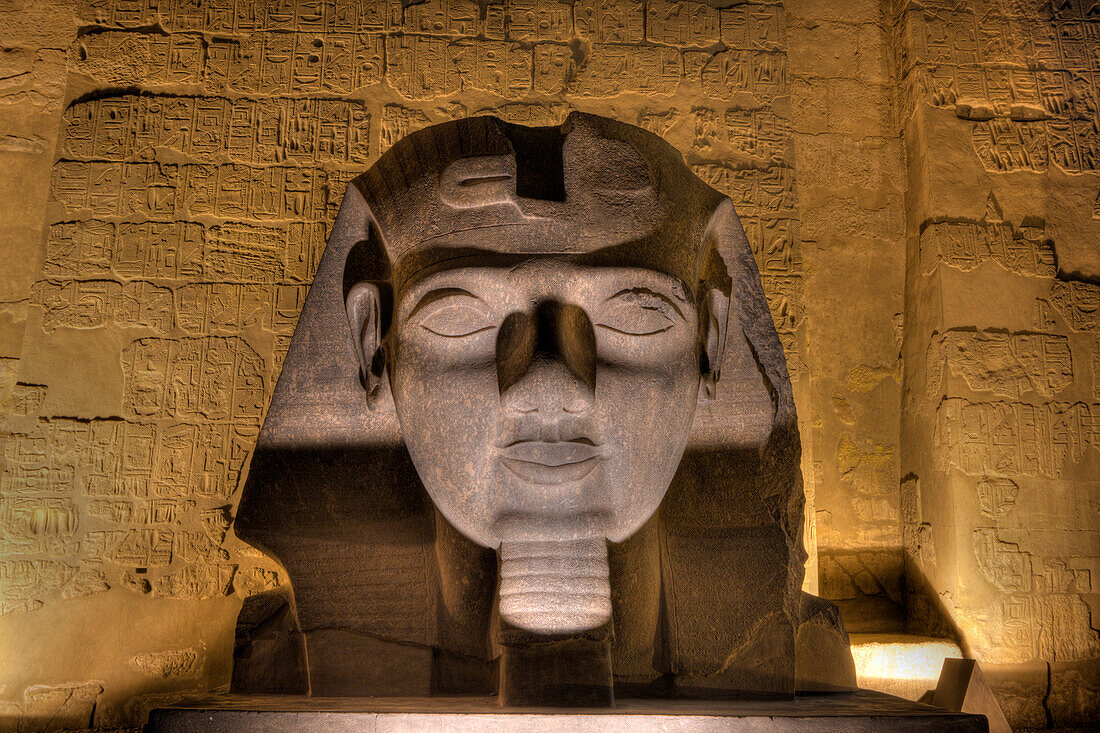 Kopf von Ramses II Statue vor Luxor-Tempel, Luxor, Ägypten