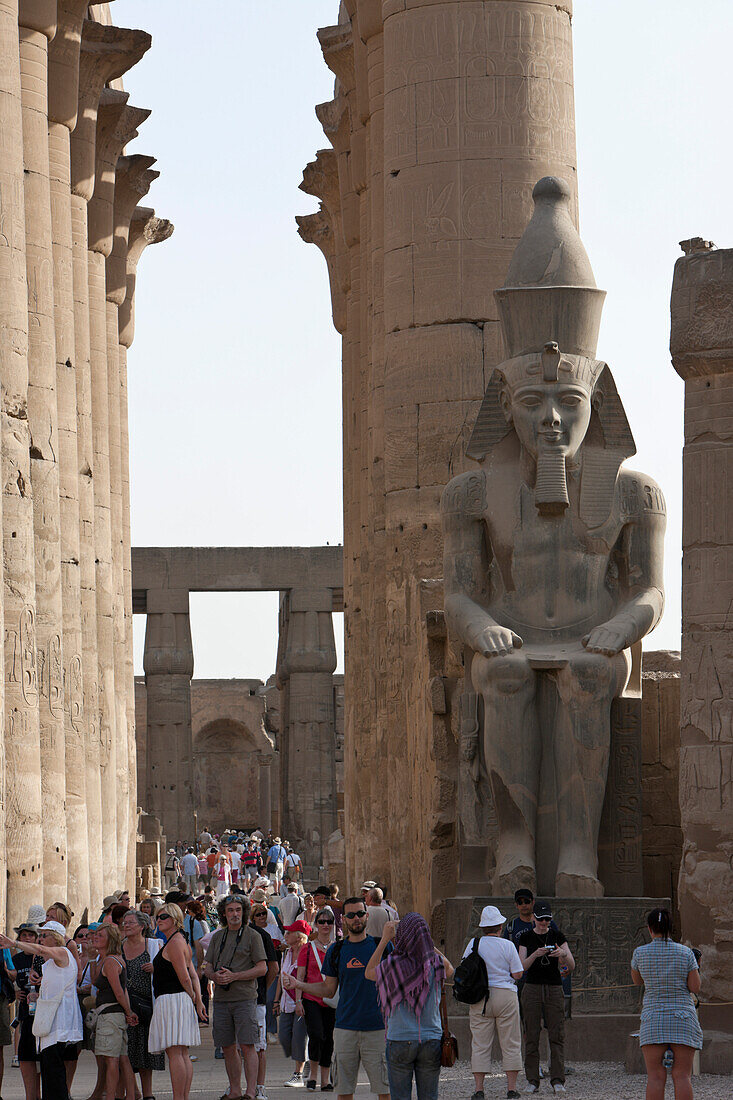 Touristen im Säulenhof von Luxor-Tempel, Luxor, Ägypten