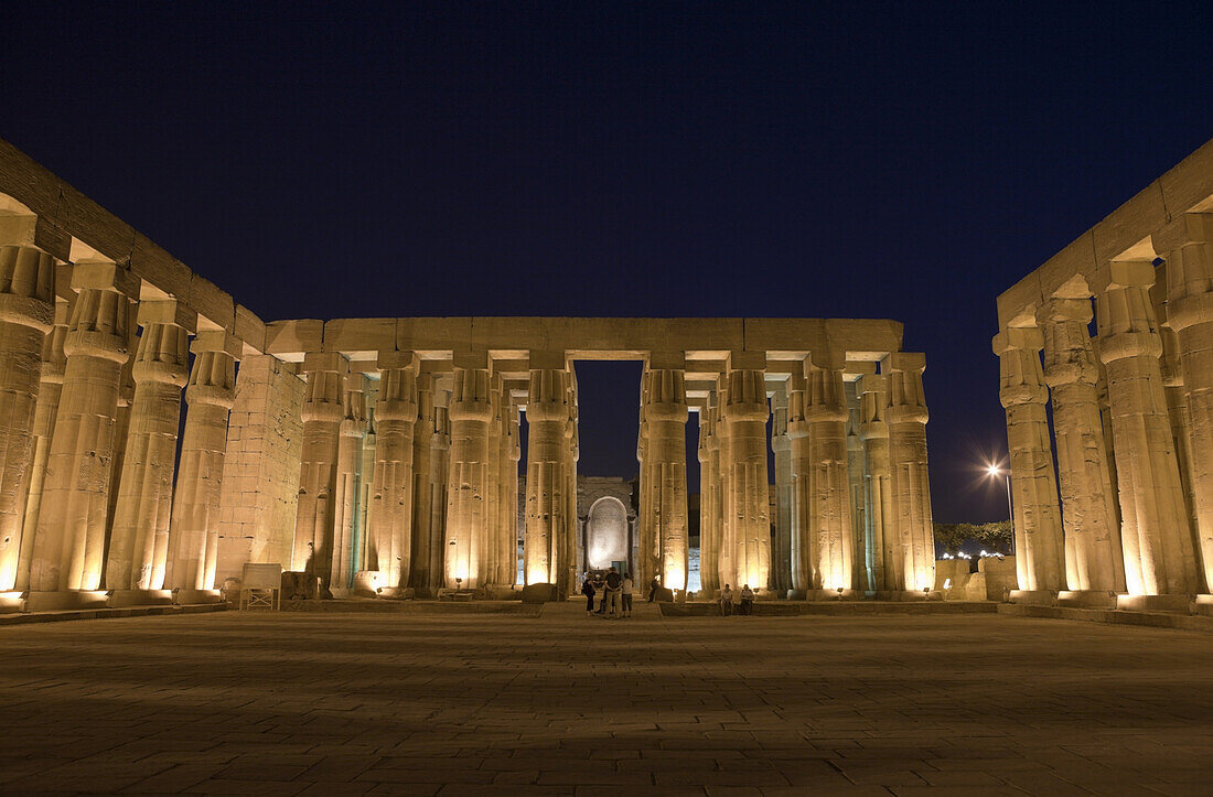 Beleuchteter Säulenhof von Luxor-Tempel, Luxor, Ägypten