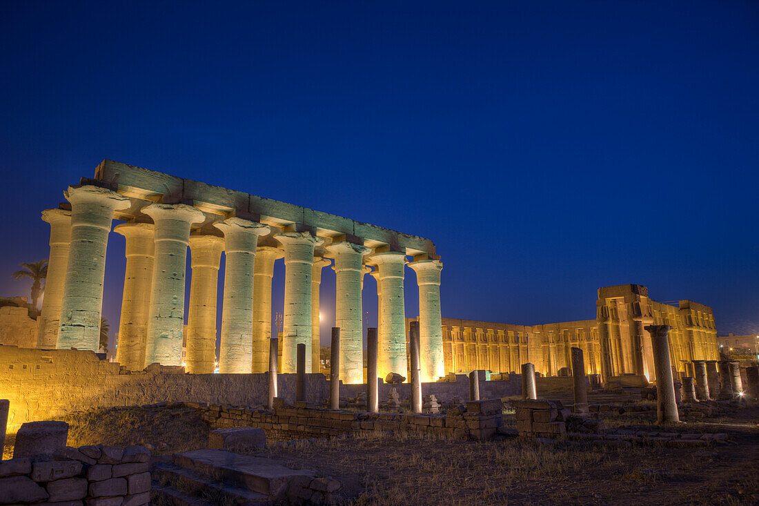 Beleuchteter Säulenhof von Luxor-Tempel, Luxor, Ägypten