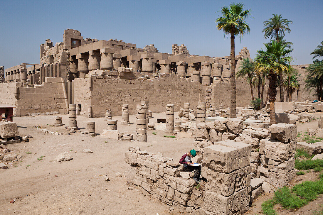 Archaeologin in Karnak Tempel, Luxor, Ägypten