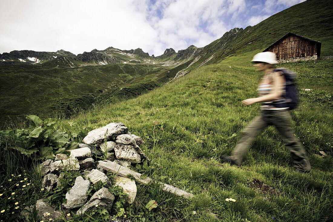 Frau beim Wandern, Obere Röbi Alm, Gargellen, Montafon, Vorarlberg, Österreich