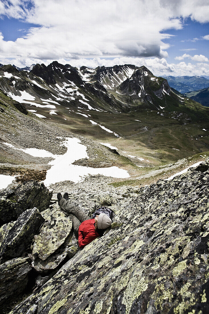 Frau rastet am Sarotla Joch, Gargellen, Montafon, Vorarlberg, Österreich