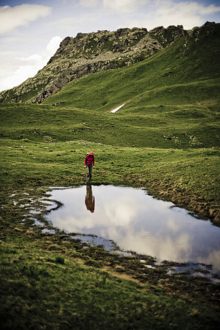 Wanderin an einem See, Raetikon Höhenweg Nord, Montafon, Vorarlberg, Österreich