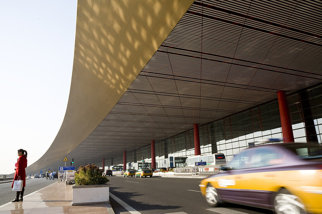 Frau und Taxi vor dem Internationalen Flughafen Peking, größtes Gebäude der Welt, Beijing, Peking, China, Asien