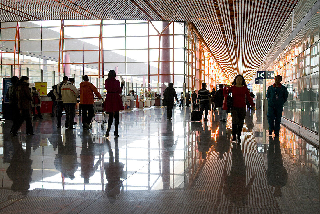 Menschen in der Wartehalle des Internationalen Flughafens Peking, größtes Gebäude der Welt, Beijing, Peking, China, Asien