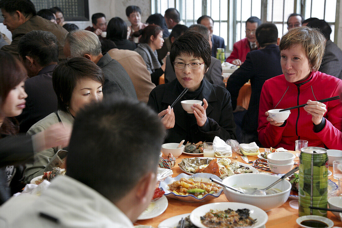 Deutsche, japanische und chinesische Gäste in einem Restaurant bei einer traditionellen chinesischen Hochzeit, Jinfeng, Changle, Provinz Fujian, China, Asien