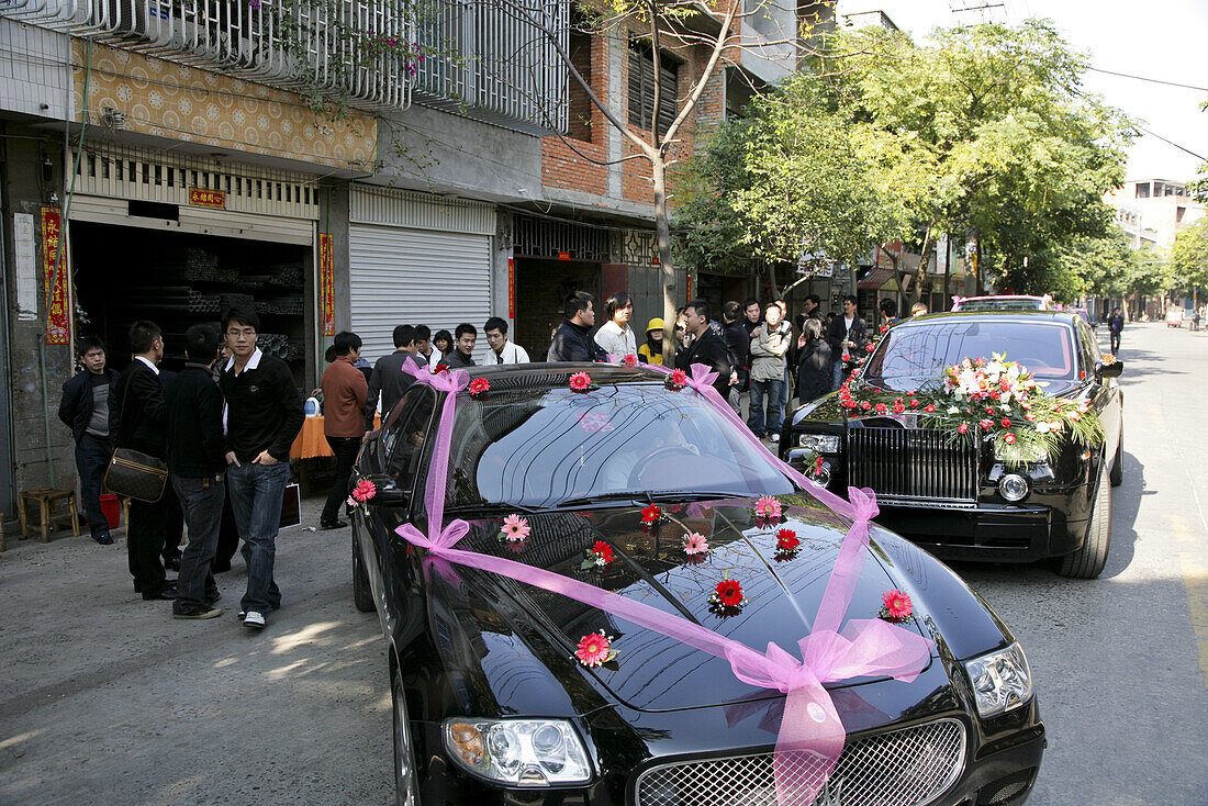 Geschmückte Autos bei einer traditionellen chinesischen Hochzeit, Jinfeng, Changle, Provinz Fujian, China, Asien