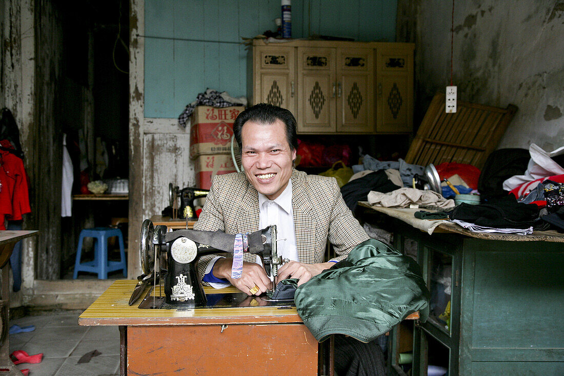 Schneider sitzt an seiner Nähmaschine, Jinfeng, Changle, Provinz Fujian, China, Asien