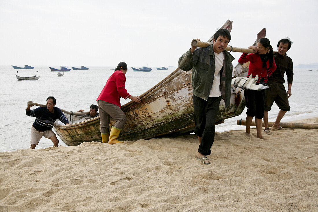Fischer ziehen Boot aus dem Wasser ans Land, Insel Mazu, Meizhou Insel, Fujian Provinz, China, Asien