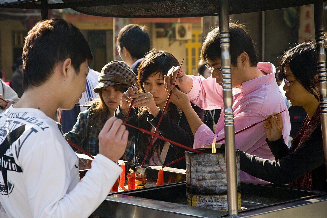 Menschen mit Räucherstäbchen im Nanputuo Tempel, Xiamen, Fujian Provinz, China, Asien