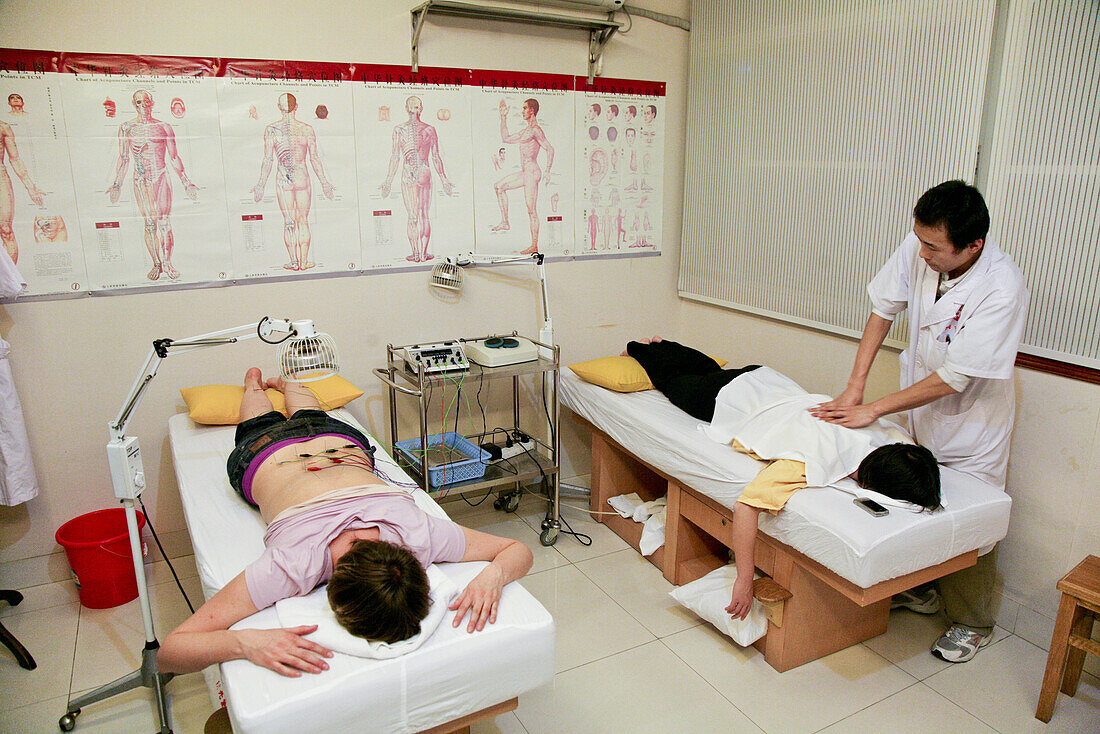 Ein Arzt behandelt zwei Patienten, Xiamen, Fujian Provinz, China, Asien