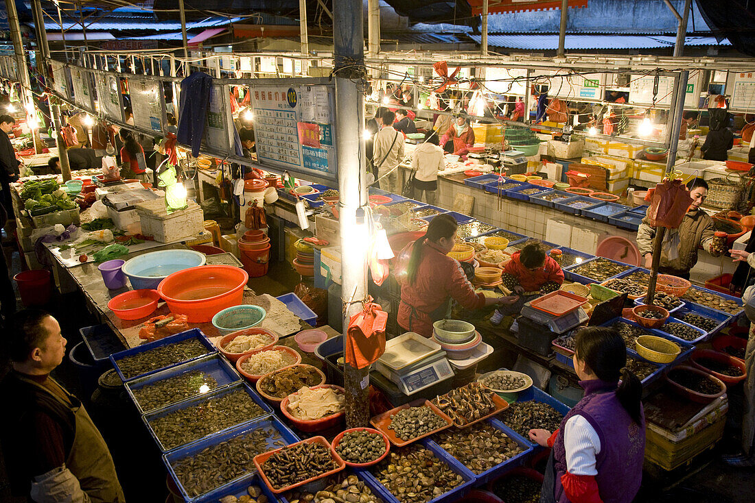Verkäufer und Kunden auf dem Fischmarkt, Xiamen, Fujian Provinz, China, Asien