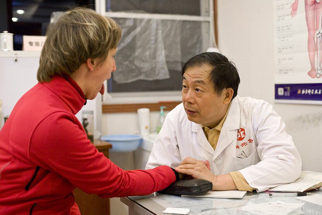 Chinesischer Arzt untersucht deutsche Patientin, Xiamen, Fujian, China, Asien
