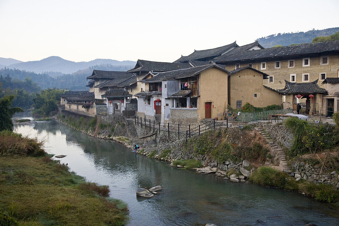 Das Dorf Hongkeng der Hakka an einem Fluss am frühen Morgen, Hongkeng, Longyan, Fujian, China, Asien