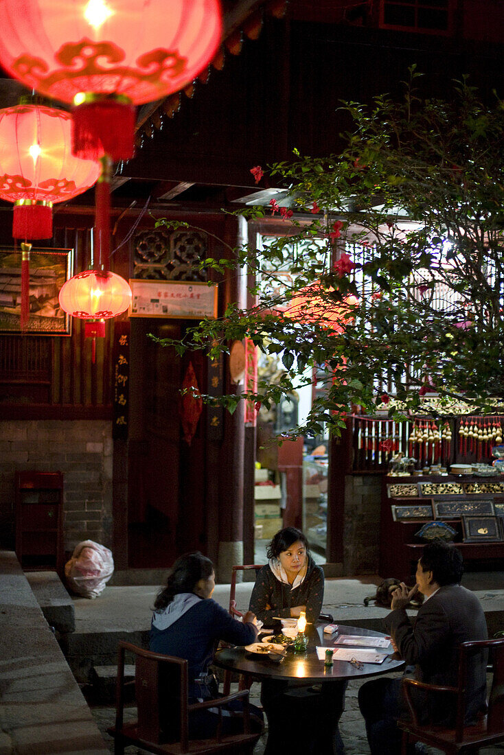 Chinesische Familie sitzt im Innenhof einer Herberge, traditionelles Haus der Hakka, Hongkeng, Longyan, Fujian, China, Asien