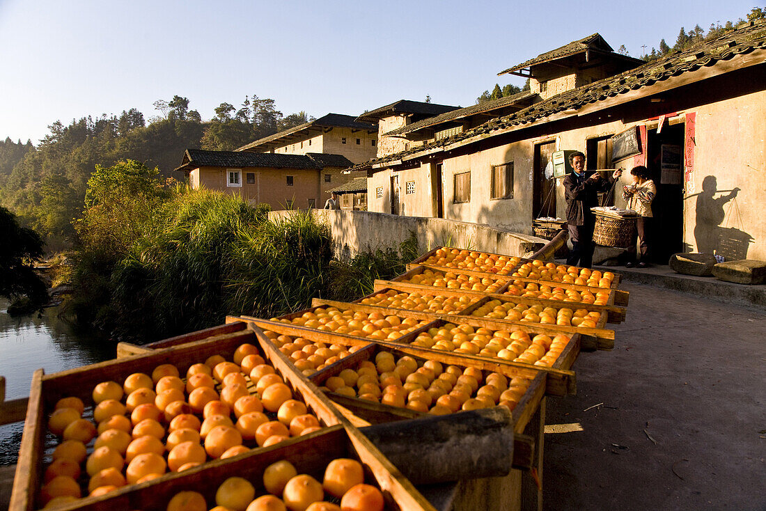 Das Dorf Hongkeng der Hakka an einem Fluss am Morgen, Früchte trocknen in der Sonne, Hongkeng, Longyan, Fujian, China, Asien
